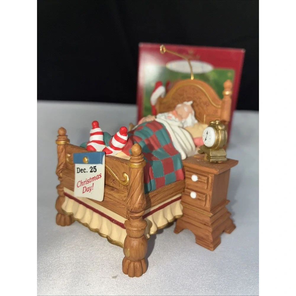 Hallmark Snoozing Santa Christmas Ornament 2001 QX8165 AS IS